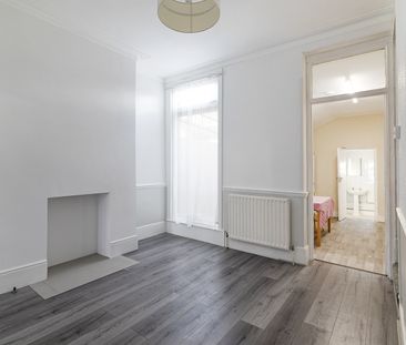 3 Bed Terraced House, Caulfield Road, E6 - Photo 2