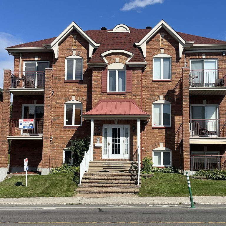 Condo Avec 2 Chambres, 2 Stationnements. - Photo 1