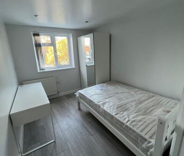6 bedroom end of terrace house to rent - Photo 4
