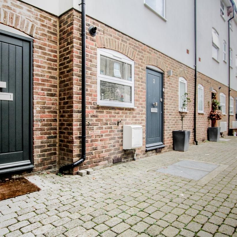 Abberley Mews,London, SW4 - Photo 1