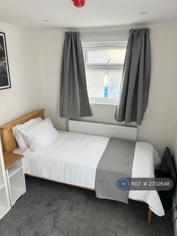 1 bedroom in a house share to rent - Photo 2