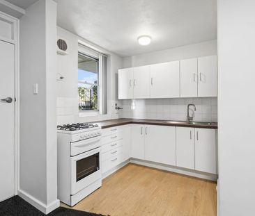 Light-Filled Studio Living with Views Over Highgate - Photo 3