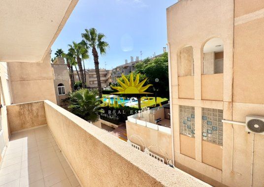 2-BEDROOM APARTMENT WITH TERRACE AND POOL, 400 METRES FROM THE BEACH IN TORREVIEJA