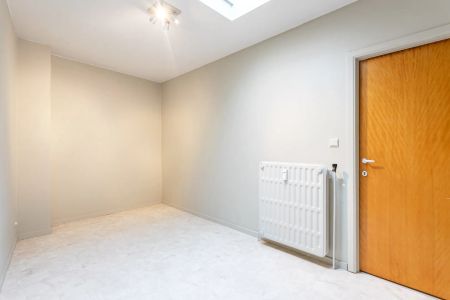 Ruim appartement met 2 slpk, bergruimte en parkeerplaats - Photo 2