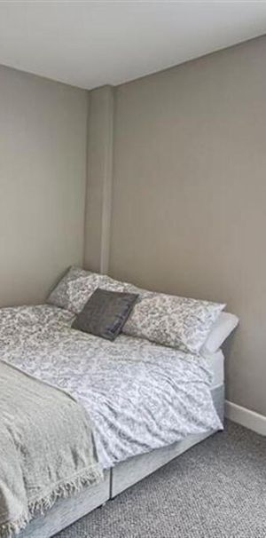 Room 6, 157 University Street, Belfast, BT7 1HR - Photo 1