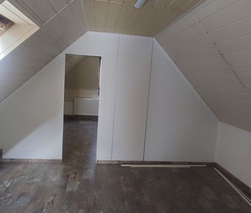 Prenájom menšieho 2-izbového podkrovného bytu (44 m2) v Seredi za 4... – Fotografia 1