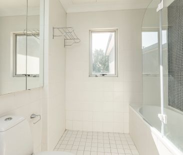 Bright and Airy Three Bedroom Apartment with Secure Parking - Photo 5