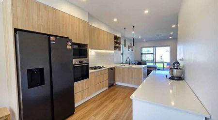 Hobsonville, 5 Bedrooms, $1000 - Photo 4