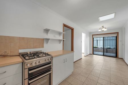 Neat & Tidy 2 Bedroom Unit in Prime Location - Photo 5