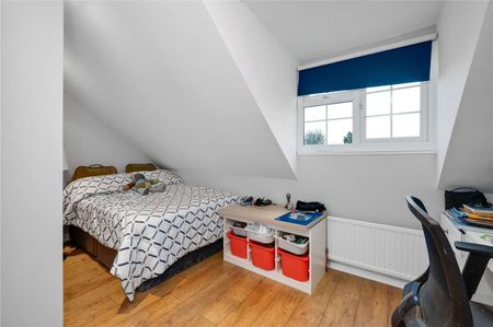 Four bedroom home with accommodation over three floors, located in a popular cul- de- sac just 0.2 miles from Walton on Thames Station. - Photo 3