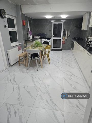 1 bedroom in a house share to rent - Photo 4