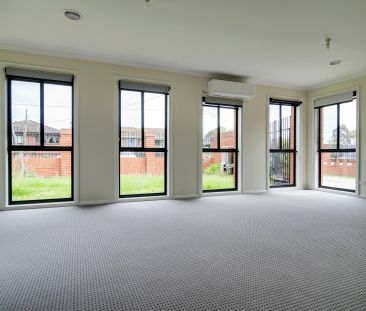 Modern unit, close to everything! - Photo 4