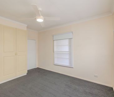 Spacious & Freshly Updated Family Home Close to Town - Photo 4