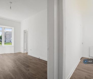 3 bedroom flat to rent - Photo 3