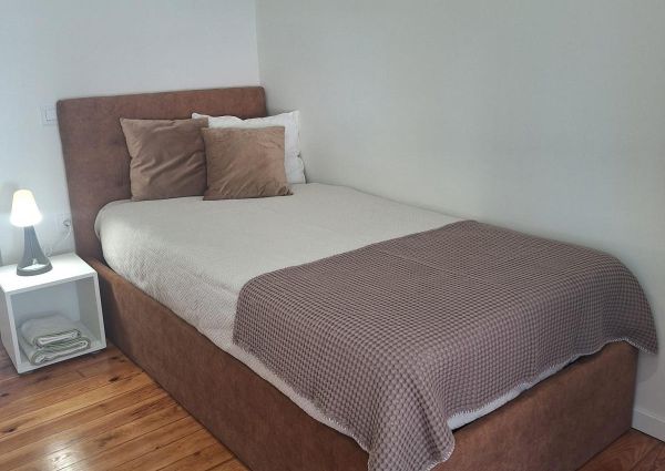 Aluga se quartos somente a estudantes no Castelo da Maia