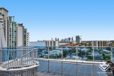 Exclusive 3-Bedroom Penthouse with Broadwater and Panorama Views - Photo 4