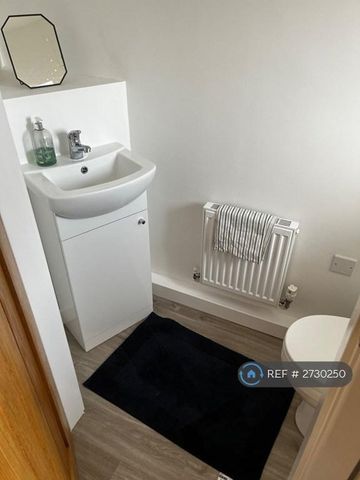 1 bedroom in a house share to rent - Photo 2