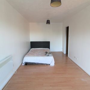 Brendon Close, Hayes - Photo 2
