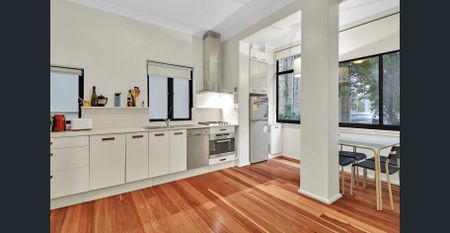 Spacious Executive Style Living - Photo 3