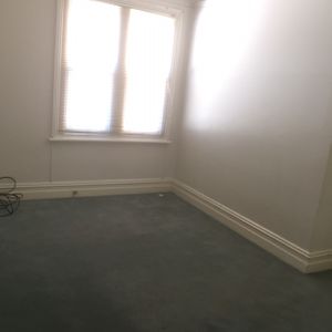 For Rent - One Bedroom Semi House with Parking - Photo 2