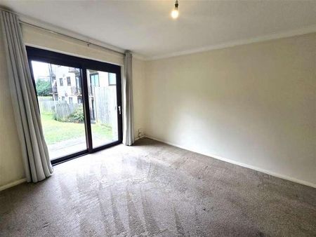 Clockhouse Road, Farnborough, GU14 - Photo 4