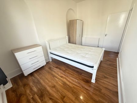 2 Bed Flat, Lewisham Way, SE14 - Photo 3