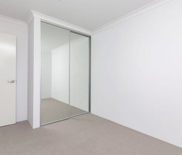 Low maintenance & ready to move in! - Photo 3