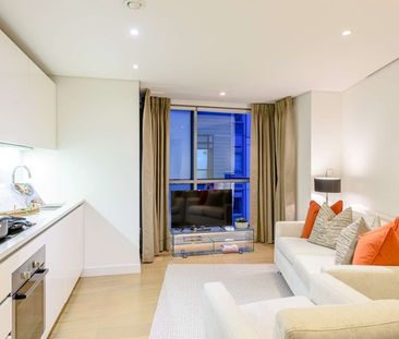 Elegant Two-Bedroom Apartment in Paddington Basin, London W2 - Photo 3