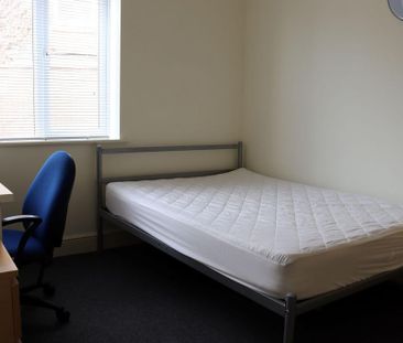 1 bedroom in a flat share to rent - Photo 2