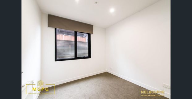 Spacious Two-Bedroom Apartment with Courtyard - Photo 1