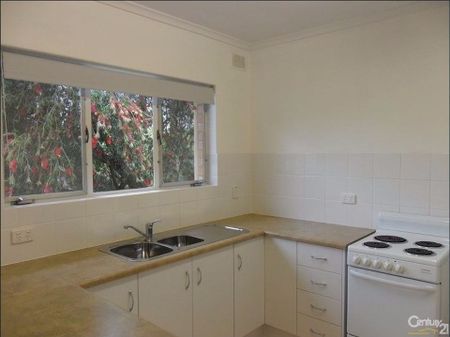 Spacious & Secure Family Home with Gardening Included - Photo 4