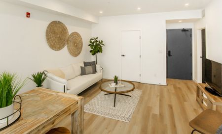 London: Gold Accents – 710 Westminster, Winnipeg, MB - Photo 3