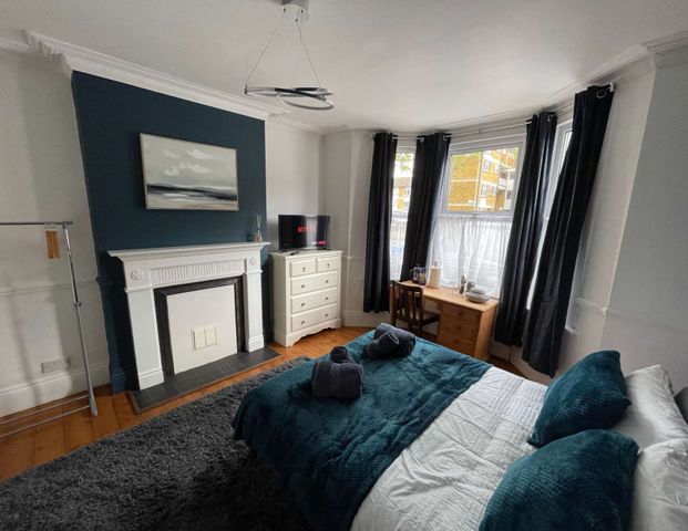 Cozy Room in the heart of Bromley |No Deposit| - Photo 1