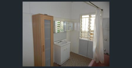 FOUR BEDROOM HOME IN SUBERB LOCATION - Photo 5