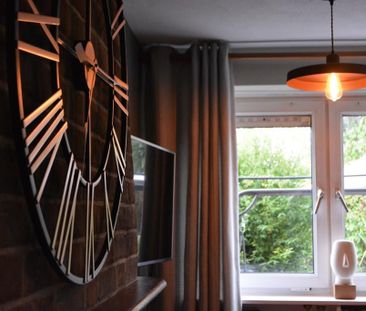 3 Bed Terraced House, London, E16 - Photo 2