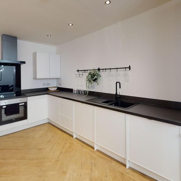 5 bedroom flat to rent - Photo 1