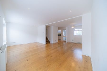 3 Bed Terraced House, Ernest Gardens, W4 - Photo 2