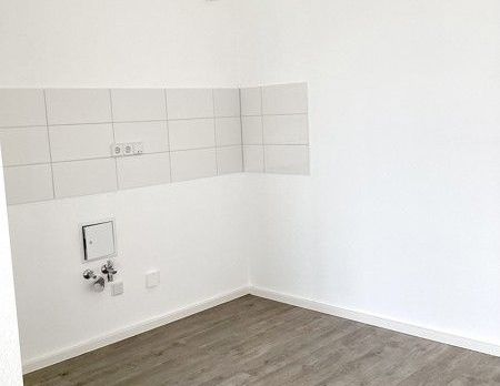 Zentrale 2-Zimmer-Wohnung mit Balkon, offener Küche und Badewanne! - Foto 1