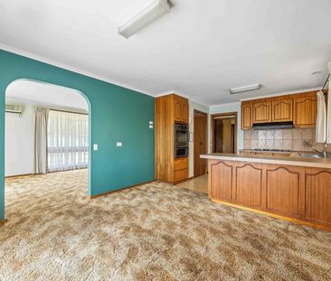 Comfortable Family Living in Quiet Court - Photo 3