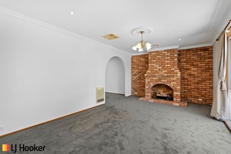 Charming Family Home in Isabella Plains - Photo 3