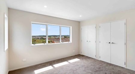 Spacious Family Residence - Photo 3