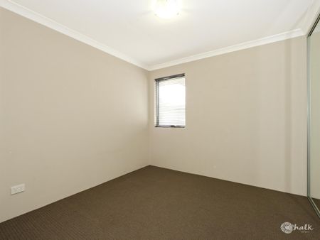 COMFORTABLE FAMILY HOME IN QUIET STREET! - Photo 5