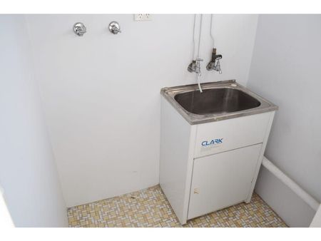 Top-Floor One-Bedroom in the Heart of Enmore - Photo 4