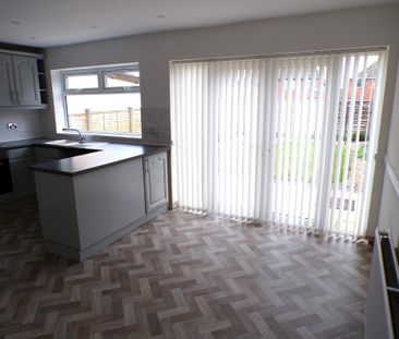 3 bedroom semi-detached house to rent - Photo 6