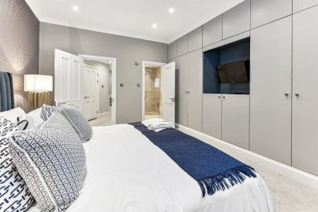 3 bedroom flat in South Kensington - Photo 2