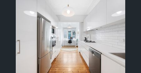 Charming art deco apartment with private access to garden courtyard - Photo 3