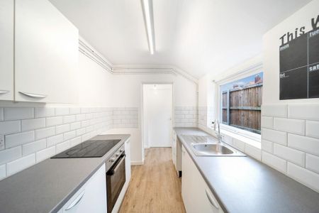 2 bedroom end of terrace house to rent - Photo 5