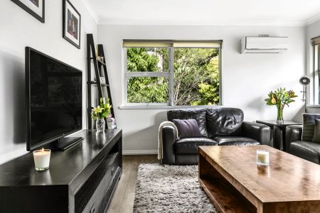 Renovated Two Bedroom Apartment within walking distance to Summer Hill Station - Photo 2