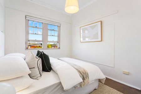 Art Deco Elegance Reinvented - A Stylish Village Sanctuary - Photo 4