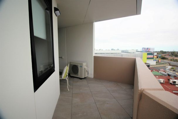 PARTIALLY FURNISHED ONE BEDROOM APARTMENT! - Photo 1